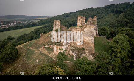 Vue aérienne du château de Cicva dans le village de Sedliska en Slovaquie Banque D'Images