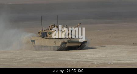 Un char M1 Abrams, 1er Bataillon, 6e Régiment d'infanterie, 2e Brigade combat Team, 1re Division blindée, traverse le désert vers un site de médevac simulé, le 02 février 2021, pendant l'opération Iron Union 14 au Centre d'entraînement Al Hamra aux Émirats arabes Unis.Iron Union est un exercice bilatéral récurrent entre la Task Force Spartan et les Forces terrestres des Émirats arabes Unis qui intègre des processus, des systèmes et des fonctions de commandement et de contrôle afin de renforcer les relations et la confiance avec les partenaires régionaux de l'Asie du Sud-Ouest. Banque D'Images