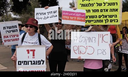 JÉRUSALEM, ISRAËL - OCTOBRE 12 : les militants de gauche israéliens et les partisans du mouvement Peace Now tiennent des pancartes alors qu'ils prennent part à une manifestation contre la violence des colons israéliens contre les Palestiniens en Cisjordanie devant le Parlement israélien, Knesset on 12 octobre 2021 à Jérusalem, Israël. Le nombre d'incidents impliquant des attaques physiques par des colons juifs contre des Palestiniens en Cisjordanie a augmenté de façon spectaculaire au premier semestre de 2021, 416 incidents anti-palestiniens ont été signalés plus du double du chiffre du premier semestre de 2020. Banque D'Images