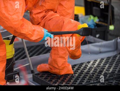 Les membres de la 101e CST de l'Idaho passent par la station de décontamination après avoir prélevé des échantillons de l'agent dangereux.La 101e équipe de soutien civil de la Garde nationale de l’Idaho faisait partie de la 102e CST de la Garde nationale de l’Oregon et de la 92e CST de la Garde nationale du Nevada soutenant la 95e CST de la Garde nationale de Californie dans un exercice à grande échelle de plusieurs jours dans le nord de la Californie du 1er au 5 février 2020.L'exercice, BAYEX 2021, a mis à l'épreuve la capacité de réagir aux scénarios d'entraînement dans la région de la baie de San Francisco impliquant des armes de destruction massive.Des résultats biologiquement exploitables ont été simulés à l'intérieur d'un Banque D'Images