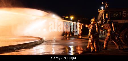 Des spécialistes du sauvetage et de la lutte contre les incendies d'aéronefs du corps des Marines des États-Unis, du quartier général et de l'escadron de soutien de l'escadre des Marines 271, organisent une formation sur les brûlis de carburant à la station aérienne du corps des Marines Cherry point, en Caroline du Nord, le 3 février 2021.ARFF Marines effectue ces exercices de brûlage deux fois par mois pour conserver leur compétence dans la lutte contre les incendies et pour familiariser les Marines avec les véhicules, les engins et l'équipement de sauvetage nécessaires pour éteindre efficacement et en toute sécurité les incendies de carburant. Banque D'Images