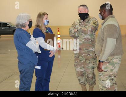 Les infirmières du ministère de la Santé du Mississippi, Susan Lamberg (à l'extrême gauche) et Virginia Russell répondent aux questions du général de division Janson D. Boyles, adjudant général du Mississippi, lors de sa visite à un COVID-19.Responsable, 2d.Le lieutenant Justin Forest a escorté des Boyles autour du site. Banque D'Images