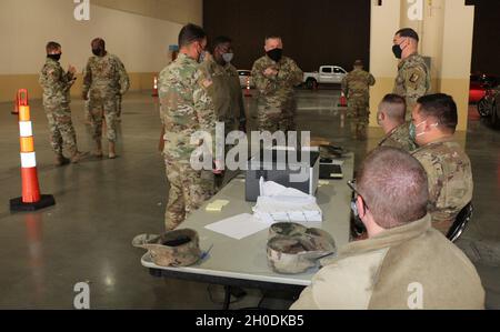 Le général de division Janson D. Boyles, adjudant général du Mississippi, parle avec des gardes nationaux du Mississippi qui font partie du groupe de travail COVID-19 pour recueillir leurs commentaires sur le fonctionnement d'un site de vaccination à Biloxi, au Mils., le 3 février 2021. Banque D'Images