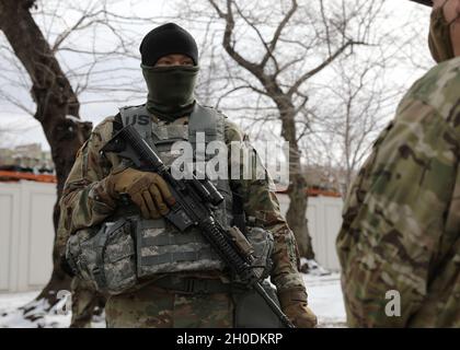 SPC.Dylan Miller, à gauche, un fantassin avec Alpha Company, 2e Bataillon, 108e Régiment d'infanterie, 27e équipe de combat de brigade d'infanterie, 42e Division d'infanterie, Garde nationale de l'Armée de New York,Et Caledonia, originaire de New York, parle avec le général de division de l'armée américaine Ray Shields, l'adjudant général de la Garde nationale de New York, lors d'une visite de commandement dans le bâtiment du Capitole des États-Unis à Washington, D.C., le 3 février 2021.Plus de 500 citoyens-soldats de la Garde nationale de l’Armée de New York ont été déployés dans la capitale nationale pour assurer la sécurité et le soutien des autorités civiles.La Garde nationale a été demandée Banque D'Images