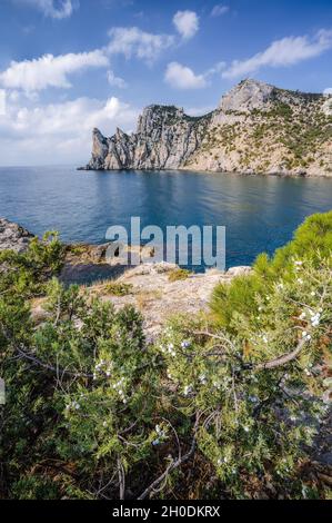 Côte sud-est de la Crimée, le mont Karaul-Oba et la baie de vol, l'eau bleue et le ciel Banque D'Images