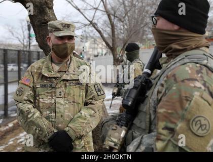 Le général de division de l'armée américaine Ray Shields, l'adjudant général de la Garde nationale de New York, parle avec le PFC.Dale Johnson, un fantassin de la Compagnie Alpha, 2e Bataillon, 108e Régiment d'infanterie, 27e équipe de combat de brigade d'infanterie, 42e Division d'infanterie, Garde nationale de l'Armée de New York, et Brockport, natif de l'État de New York, lors d'une visite de commandement dans le bâtiment du Capitole des États-Unis à Washington, D.C., le 3 février 2021.Plus de 500 citoyens-soldats de la Garde nationale de l’Armée de New York ont été déployés dans la capitale nationale pour assurer la sécurité et le soutien des autorités civiles.La Garde nationale a été demandée Banque D'Images