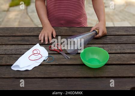 Fabrication d'un souffleur à serpent à bulles Banque D'Images