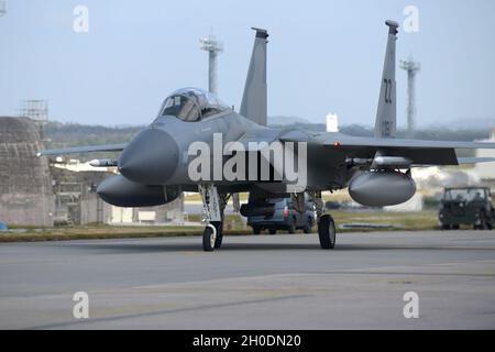 Un aigle F-15C de la Force aérienne des États-Unis affecté au 44e Escadron de chasseurs taxi le long de la ligne de vol, à la participation de COPE North 21 depuis la base aérienne de Kadena, au Japon, le 3 février 2021.Cope North est un exercice trilatéral qui réunit les forces américaines, australiennes et japonaises pour tester leurs capacités, améliorer leurs capacités de préparation et améliorer leur interopérabilité. Banque D'Images