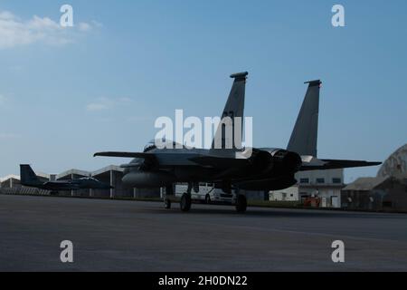 Deux pilotes de chasse de la US Air Force, du 44e Escadron de chasseurs, taxi F-15C Eagles pour prendre le COPE North 21 à la base aérienne de Kadena, au Japon, le 4 février 2021.Cope North 21 est un exercice d'entraînement trilatéral entre les forces aériennes américaines, japonaises et australiennes visant à développer des capacités de combat et à améliorer la supériorité aérienne, la guerre électronique, l'interdiction aérienne, le transport aérien tactique et le ravitaillement en carburant aérien. Banque D'Images