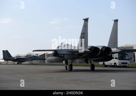 Un aigle F-15C de la Force aérienne des États-Unis affecté au 44e Escadron de chasseurs taxi le long de la ligne de vol, à la participation de COPE North 21 depuis la base aérienne de Kadena, au Japon, le 3 février 2021.Cope North est un exercice trilatéral qui réunit les forces américaines, australiennes et japonaises pour tester leurs capacités, améliorer leurs capacités de préparation et améliorer leur interopérabilité. Banque D'Images