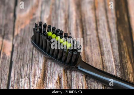 Brosse à dents noire pour nettoyer la cavité buccale et blanchir les dents tous les jours Banque D'Images