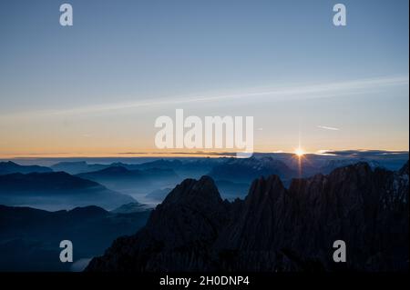 lever du soleil au sommet d'une montagne qui donne sur les sommets des alpes bavaroises et autrichiennes avec brouillard dans les vallées Banque D'Images