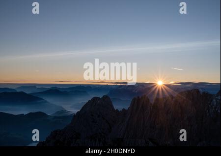 lever du soleil au sommet d'une montagne qui donne sur les sommets des alpes bavaroises et autrichiennes avec brouillard dans les vallées Banque D'Images