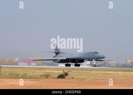 Un B-1B lancer, déployé à partir de la base aérienne d'Ellsworth, S.D., est un taxi qui descend sur la piste à l'aéroport international de Kempgowda à Bengaluru, en Inde, le 3 février 2021.Le B-1B lancer peut transporter la charge utile conventionnelle la plus importante des armes guidées et non guidées de l'inventaire de la U.S. Air Force. Banque D'Images