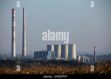 Centrale au charbon noir vue de loin.Aucune fumée ne sort des cheminées.Photo prise pendant la journée dans des conditions d'éclairage naturel Banque D'Images