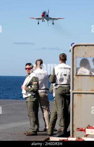 Un T-45C Goshawk, attaché à la 1re Escadre aérienne d’entraînement, s’approche du pont de vol de l’USS Gerald R. Ford (CVN 78), le 4 février 2021.Ford est en cours dans l'océan Atlantique en menant des qualifications de transporteur. Banque D'Images