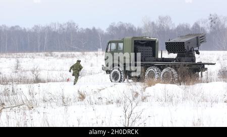 Le soldat de l'armée croate du 17e contingent, batterie Volcano, présence avancée renforcée le groupe de combat Pologne court vers un véhicule lors d'un incendie en direct le 4 février 2021, dans la zone d'entraînement de Bemowo Piskie, Pologne. Banque D'Images