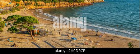 SALOU, ESPAGNE - SEPTEMBRE 19.2021 : littoral de Salou avec bâtiments en été, coucher de soleil Banque D'Images