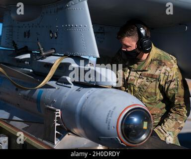 U.S. Air Force Tech.Sgt.Kacey Johnson, un membre de l'équipage de chargement d'armes affecté à la 122e Escadre de chasseurs, Garde nationale aérienne de l'Indiana, installe un missile Maverick AGM-65 sur un avion Thunderbolt II A-10C pendant le drapeau rouge 21-1 à la base aérienne de Nellis, Nevada, le 4 février 2021.Le Red Flag 21-1 accueille environ 2,400 participants de près de 20 États, de plusieurs nations et de plusieurs services de sœur. Banque D'Images