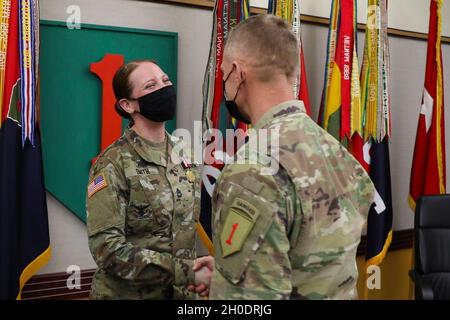 Sgt.1re classe Morgan Smith, conseiller en carrière de la 1re Division d'infanterie, a été nommé secrétaire du conseiller en carrière de l'Armée de terre de l'année pour la composante Réserve lors d'une cérémonie virtuelle le 4 février 2021.Elle a reçu le prix du major général Douglas A. Sims II, commandant de division.Sgt.Jackie Lord, conseillère en carrière au sein du Commandement médical de l'Armée des États-Unis, a reçu les meilleurs honneurs pour la composante active. Banque D'Images