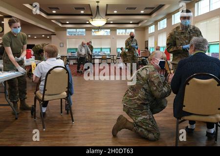 Les soldats et les aviateurs de la Garde nationale de Washington administrent les vaccins COVID-19 le 4 février 2020 à Puyallup, Washington. Les Guardsmen font partie d'une équipe mobile de vaccination opérant à divers endroits autour de Washington.L'équipe a été en mesure de vacciner plus de 120 patients à cet endroit (air Banque D'Images