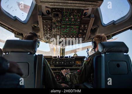 De gauche à droite, le colonel Matthew Leard de la US Air Force, 97e commandant de l'aile Air Mobility, et le lieutenant Peter McClellan, 97e directeur de l'état-major des agences de l'escadre, pilotaient un C-17 Globemaster III tout en étant ravitaillé par un KC-135 Stratotanker dans les cieux de l'Oklahoma, le 4 février 2021.Le Dr Rick Rigsby, un conférencier public de renommée internationale, a eu l'occasion de regarder, de première main, le ravitaillement aérien entre un KC-135 Stratotanker et un C-17. Banque D'Images