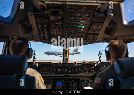 De gauche à droite, le colonel Matthew Leard de la US Air Force, 97e commandant de l'aile Air Mobility, et le lieutenant Peter McClellan, 97e directeur de l'état-major des agences de l'escadre, siègent dans un C-17 Globemaster III avant de quitter la base aérienne Altus (AAFB), Oklahoma, le 4 février 2021.Au cours de sa visite, le Dr Rick Rigsby, un conférencier public de renommée internationale, a eu l'occasion de voir les trois cadres d'entraînement fonctionnant à l'AAFB. Banque D'Images