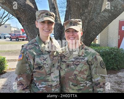Sergent d'état-majorAlisa Licata, de Yucca Valley, en Californie, et conseiller en carrière pour le 4e Escadron et sergent d'état-major.Jennifer Licata, de Mira Loma, en Californie, et conseillère en carrière pour l’escadron de soutien régimentaire du 3d Cavalry Regiment, se sont réunis le jour de la Saint-Valentin en 2012, à l’entraînement de base et à la communication, qui ont été la clé de leur mariage depuis sept ans. Banque D'Images