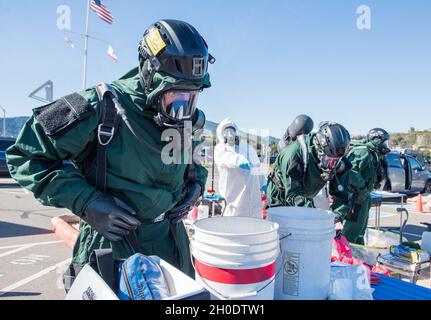 Les membres de la 101e CST de l'Idaho passent par la station de décontamination après avoir prélevé des échantillons de l'agent dangereux.La 101e équipe de soutien civil de la Garde nationale de l’Idaho faisait partie de la 102e CST de la Garde nationale de l’Oregon et de la 92e CST de la Garde nationale du Nevada soutenant la 95e CST de la Garde nationale de Californie dans un exercice à grande échelle de plusieurs jours dans le nord de la Californie du 1er au 5 février 2020.L'exercice, BAYEX 2021, a mis à l'épreuve la capacité de réagir aux scénarios d'entraînement dans la région de la baie de San Francisco impliquant des armes de destruction massive.Des résultats biologiquement exploitables ont été simulés à l'intérieur d'un Banque D'Images