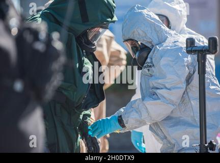 Les membres de la 101e CST de l'Idaho passent par la station de décontamination après avoir prélevé des échantillons de l'agent dangereux.La 101e équipe de soutien civil de la Garde nationale de l’Idaho faisait partie de la 102e CST de la Garde nationale de l’Oregon et de la 92e CST de la Garde nationale du Nevada soutenant la 95e CST de la Garde nationale de Californie dans un exercice à grande échelle de plusieurs jours dans le nord de la Californie du 1er au 5 février 2020.L'exercice, BAYEX 2021, a mis à l'épreuve la capacité de réagir aux scénarios d'entraînement dans la région de la baie de San Francisco impliquant des armes de destruction massive.Des résultats biologiquement exploitables ont été simulés à l'intérieur d'un Banque D'Images