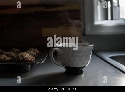 Tasse de thé chaude avec muffins aux myrtilles fraîchement cuits Banque D'Images