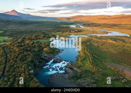 Une vue aérienne de la cascade de Glanni dans la rivière Norðurá, en Islande. Banque D'Images