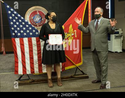 M. Joseph W. Murphy, directeur exécutif de la flotte Marine Force Atlantique (FMFLANT), U.S. Marine corps Forces Command (MARFORCOM), prix Mme Nichole L. Dewitt, agent des achats, Bureau des contrats pour le quartier général et le bataillon de services, FMFLANT,MARFORCOM en tant que civil du trimestre pour son rendement exemplaire et son engagement à l'égard de ses fonctions tout au long du quatrième trimestre de l'exercice 2020. Banque D'Images