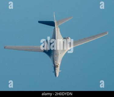 Un danseur B1-B vole dans le ciel après avoir été ravitaillé par un KC-135 Stratotanker de la 6e Escadre de ravitaillement en vol le 5 février 2021, en préparation au survol de la Force aérienne Super Bowl LV le 7 février. Banque D'Images