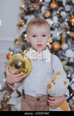 Joyeux enfants garçons ouverture de cadeaux sous l'arbre de noël Banque D'Images