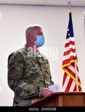 Le lieutenant-colonel Brent Dupper de la U.S. Air Force, commandant du 163d Medical Group (MDG) de la California Air National Guard, livre des mots de bienvenue aux aviateurs du 163d MDG lors d'une cérémonie de changement de commandement tenue à la base de la Réserve aérienne de mars, Californie, le 5 février 2021.M. Dupper a remercié sa famille pour leur soutien pendant son discours et a exprimé sa gratitude pour avoir eu l'occasion de diriger l'OMD 163d. Banque D'Images