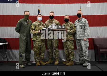 De gauche à droite : le colonel Matthew Fritz, commandant de la 419e Escadre de chasseurs; Tech.Sgt.Andrew Rapp; Airman principal Seth Holden; Sgt.Mark Torres, tous de la 466e unité de maintenance d'aéronefs, et le colonel Brett Newman, 419e commandant du Groupe de maintenance, posent avec la ceinture de championnat après que l'équipage de la 466e a remporté la 388e/419e compétition annuelle de chargement d'armes Banque D'Images