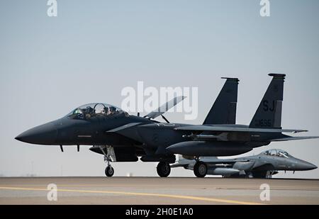 Deux aigles de grève F-15E de la Force aérienne des États-Unis affectés au 335e taxi de l'escadron de chasseurs expéditionnaires (EFS) à la base aérienne Al Dhafra, Émirats arabes Unis, le 5 février 2021.Un détachement de F-15E ainsi que du personnel de soutien affecté à la 335e EFS se sont rapidement intégrés à la formation aérienne en salle, ainsi qu'à des missions conjointes, de coalition et en partenariat. Banque D'Images