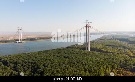 Vue panoramique de drone aérienne depuis le dessus du pont suspendu sur le danube, en construction, entre les villes de Braila et Tulcea en Roumanie Banque D'Images