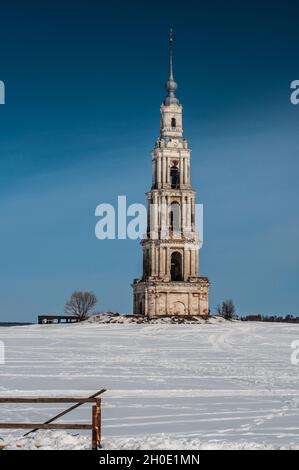 Vue sur une église inondée à Kalyazin en hiver. Banque D'Images