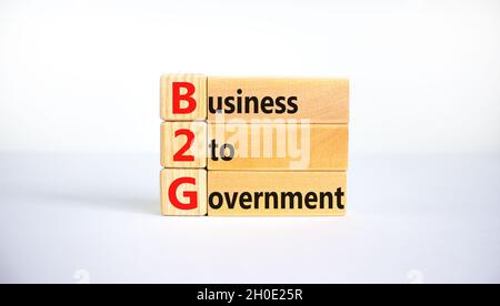 Symbole B2G entre les entreprises et le gouvernement.Concept mots 'B2G - affaires au gouvernement' sur des blocs de bois sur un beau fond blanc.Business et bus B2G Banque D'Images