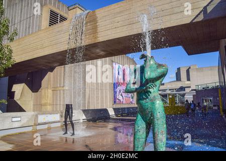 Installation artistique de « Thinking Fountains » par Klaus Weber à l'extérieur de la galerie Hayward au centre Southbank.Londres, Royaume-Uni, 6 octobre 2021. Banque D'Images