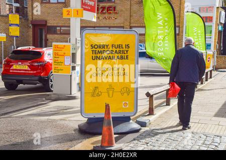 Panneau « le carburant est temporairement indisponible » à une station Shell fermée sur Holloway Road.De nombreuses stations ont manqué d'essence en raison d'une pénurie de chauffeurs routiers liés au Brexit, ainsi que d'achats de panique.Londres, Royaume-Uni.1er octobre 2021 Banque D'Images