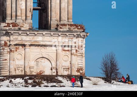 Vue sur une église inondée à Kalyazin en hiver. Banque D'Images