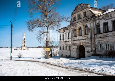 Vue sur une église inondée à Kalyazin en hiver. Banque D'Images