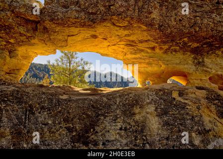 Un arc de roche le long de la piste téléphonique au nord de Sedona AZ. Il fait partie d'un groupe d'arches appelé les trous de Peep. Banque D'Images