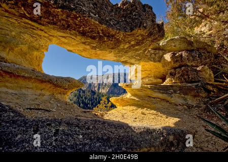 Un arc de roche le long de la piste téléphonique au nord de Sedona AZ. Il fait partie d'un groupe d'arches appelé les trous de Peep. Banque D'Images