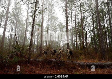 Les membres de l'équipage du 61e Escadron de transport aérien participent à un exercice de survie, d'évasion, de résistance et d'évasion (SERE) dans le cadre de Green Flag Little Rock 21-04 à fort Polk (Louisiane), le 6 février 2021.L’exercice SERE a simulé un scénario dans lequel l’avion de l’équipage a été abattu sur le territoire ennemi. Banque D'Images