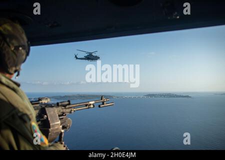 Caporal du corps des Marines des États-UnisRamsey Robertson, chef d'équipage UH-1Y Huey au sein de l'escadron de Tiltrotor Marine Medium 262 (renforcé), 31e unité expéditionnaire Marine (UM), est homme de son mitrailleuse M240B moyenne en route vers le rayon Whiskey 174, dans la mer des Philippines, le 6 février 2021.Le 31e MEU opère à bord des navires du groupe de grève expéditionnaire américain dans la zone d'opérations de la 7e flotte afin d'améliorer l'interopérabilité avec les alliés et les partenaires et de servir de force de réaction prête à défendre la paix et la stabilité dans la région Indo-Pacifique. Banque D'Images