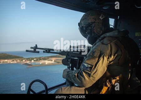 Caporal du corps des Marines des États-UnisLuis Gann, un CHEF d'équipage UH-1Y Huey du Marine Medium Tiltrotor Squadron 262 (renforcé), 31e Marine Expeditionary Unit (MEU), se prépare à tirer son mitrailleuse M240B au-dessus de la portée Whiskey 174, en mer des Philippines, le 6 février 2021.Le 31e MEU opère à bord des navires du groupe de grève expéditionnaire américain dans la zone d'opérations de la 7e flotte afin d'améliorer l'interopérabilité avec les alliés et les partenaires et de servir de force de réaction prête à défendre la paix et la stabilité dans la région Indo-Pacifique. Banque D'Images